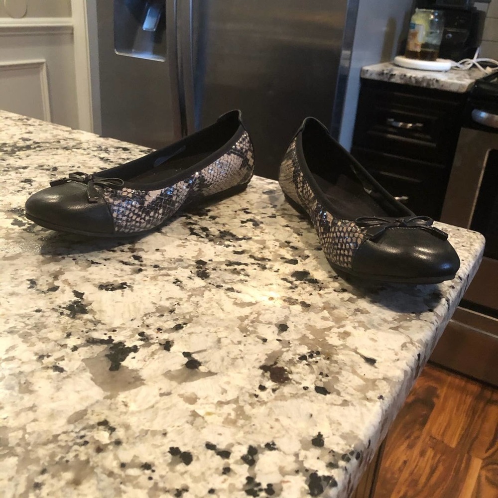 Vionic “Minna” Leather Ballet Slipper Flat 7 - Picture 1 of 11
